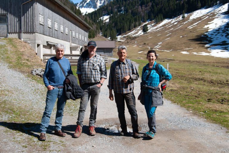Franz Ströhle, Alpenschutzverein, Reinhard Bär, Alpmiteigentümer, Erich Zucali, Alpenschutzverein und Doris Zucali von den Naturfreunden beim Lokalaugenschein auf der Alpe Weißenbach.Bereuter (2), NEUE