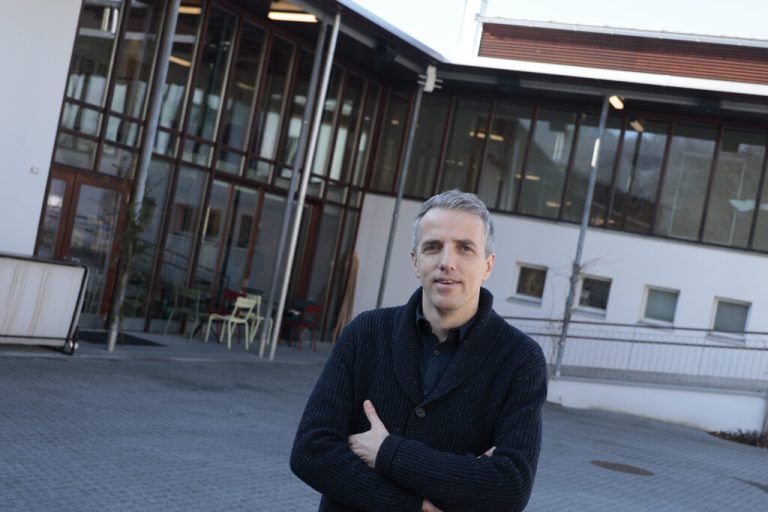 Geschäftsführer Daniel Mutschlechner vor dem Bildungshaus St. Arbogast, das Schauplatz des neuen Bildungsfestivals wird. ⇒Klaus hartinger