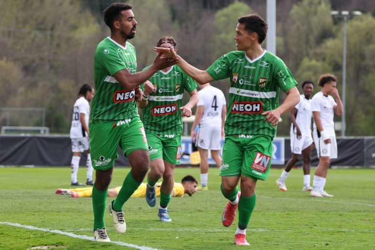 Große Erleichterung: Daniel Au Yeong (r.) gratuliert Matchwinner Seifedin Chabbi (l.) zu seinem 1:0-Siegtor für Austria Lustenau. ⇒GEPA (2)