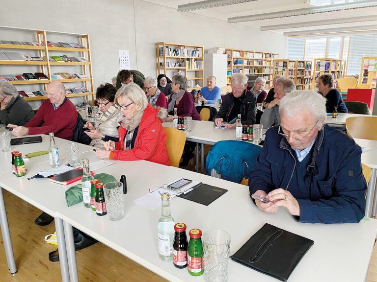Großes Interesse am Handykurs im Bregenzerwald.⇒50plus (3)