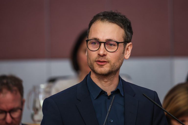 Grünen-Klubobmann Daniel Zadra stellt eine Anfrage.⇒steurer