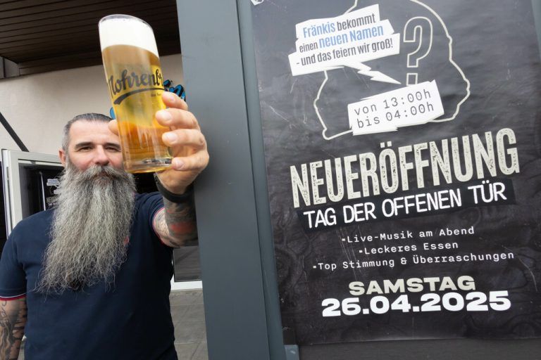 Hinter dem Bierglas ist noch das alte Logo zu sehen, das am 26. April vom neuen Logo abgelöst wird.