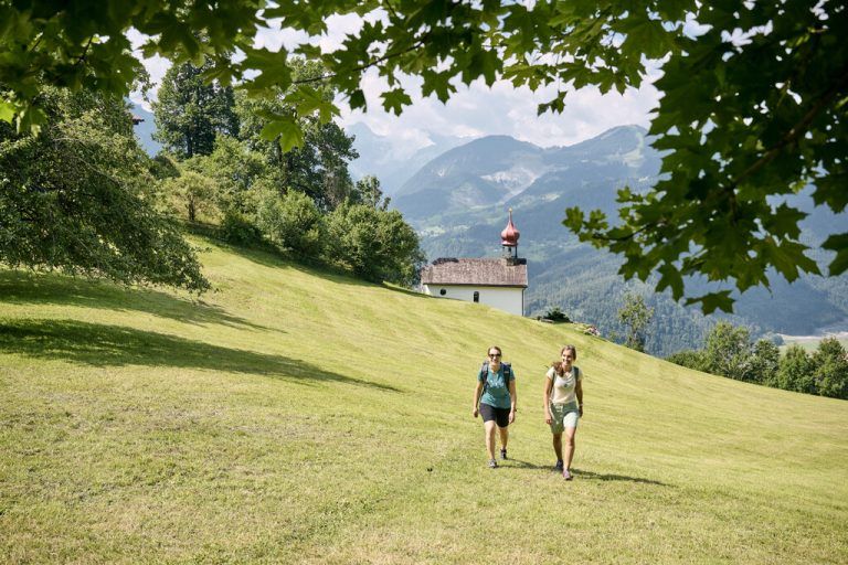 Im Frühling präsentiert sich die Vorarlberger Natur von ihrer schönsten Seite – perfekt für eine kleine Wanderung.VorarlberG Tourismus; Alpenregion Bludenz Tourismus; Montafon Tourismus; Gemeinde krumbach