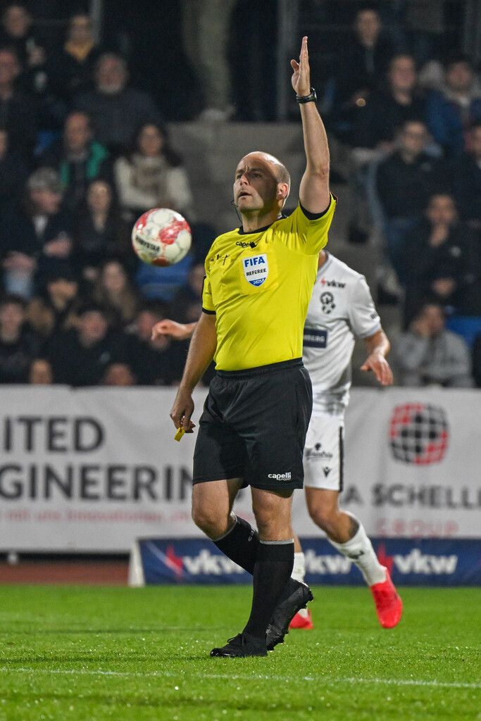 Impressionen vom Derby, bei dem sowohl auf als auch neben dem Platz die Luft brannte. Für Geburtstagskind Regi van Acker war es ein gebrauchter 70. Ehrentag. ⇒GEPA/Lerch (9)