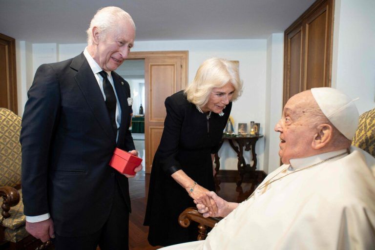 König Charles und Gattin Camilla besuchten überraschend Papst Franziskus. ⇒APA