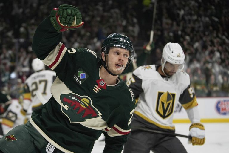 Marco Rossi jubelt über sein erstes Play-off-Tor in der NHL. Das Tor kommt zur rechten Zeit, denn die Vertragsgespräche mit der Wild spitzen sich zu. ⇒AP