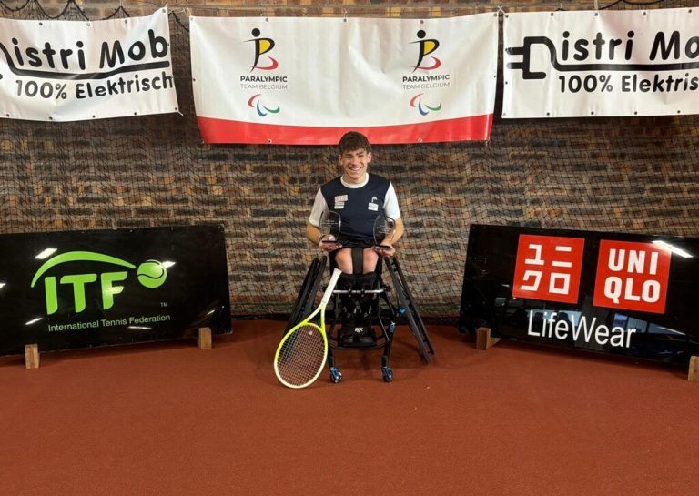 Maximilian Taucher präsentiert stolz seine beiden Trophäen. Dieses Jahr kam der ersehnte Titel im Einzelbewerb mit dazu. ⇒Privat