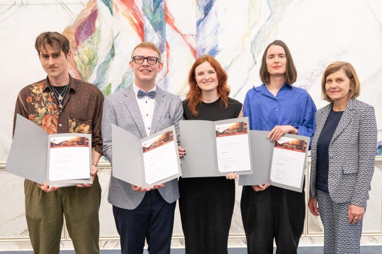 Merlin Sebastian Miller (l.), Hauptpreisträger Tobias March, Isabel Natter, Bianca Tschaikner und Landesrätin Barbara Schöbi-Fink bei der Preisverleihung am Dienstag im Landhaus.⇒VLK/Serra