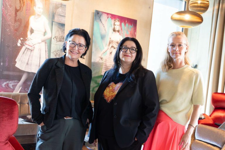 Oben: Benedicte Hämmerle, Andrea Butterweck und Yvonne Hoffmann-Morent.Bild rechts: Obfrau Andrea Butterweck.⇒hartinger (2)