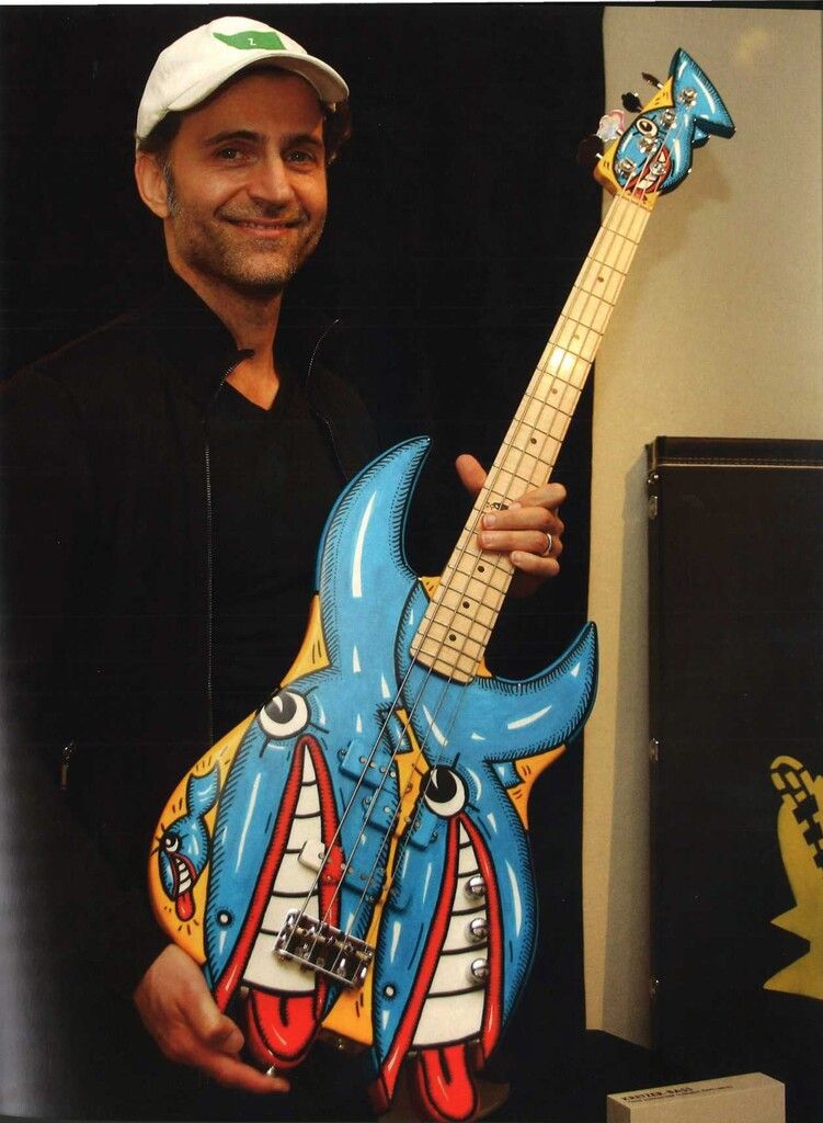 Oben ist Frank Zappa verewigt. Rechts hält sein Sohn Dweezil Zappa eine von King gestaltete Gitarre.⇒Riedel/Hartinger (5)/Privat