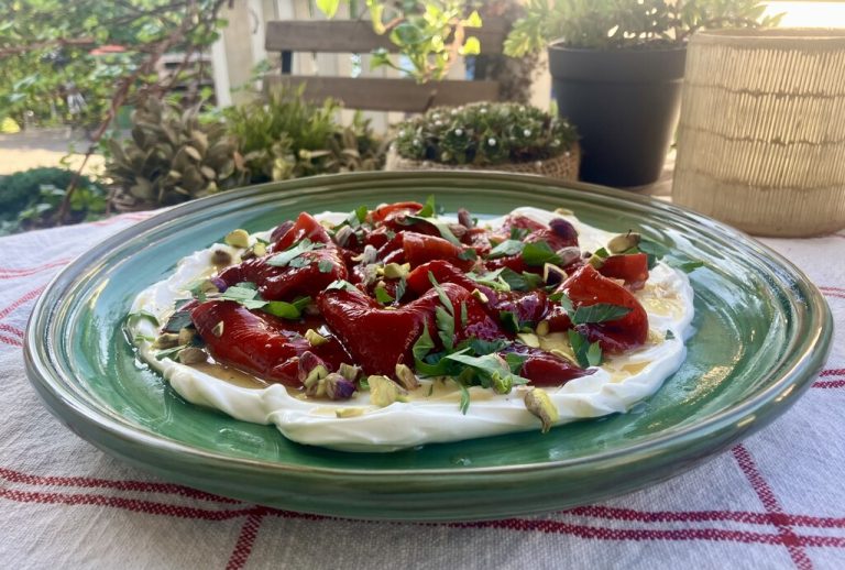 Rauchig-süß marinierte Grillpaprika auf cremigem Labneh, getoppt mit Pistazien und frischer Petersilie.⇒Ulrike Hagen
