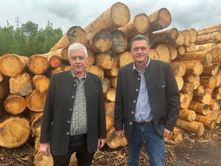 Robert Ess (l.), Obmann der Agrargemeinschaft Altenstadt, und Förster Georg Fulterer sind überzeugt, dass die Eigentumsrechte der Agrar bestätigt werden. ⇒NEUE
