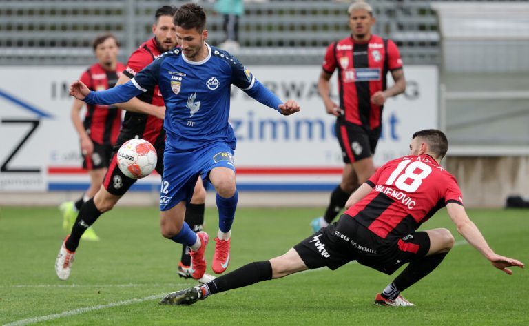 Stefan Umjenovic (r.) versucht Horns Giannis Karakoutis (l.) aufzuhalten. Am Ende musste Bregenz eine 3:2-Niederlage einstecken.⇒GEPA