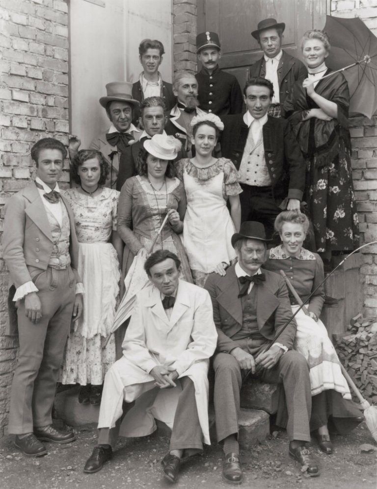 Theaterschauspieler der Laienbühne Hohenems und die Außenansicht des Gebäudes in den 1950er-Jahren.⇒engl (3)