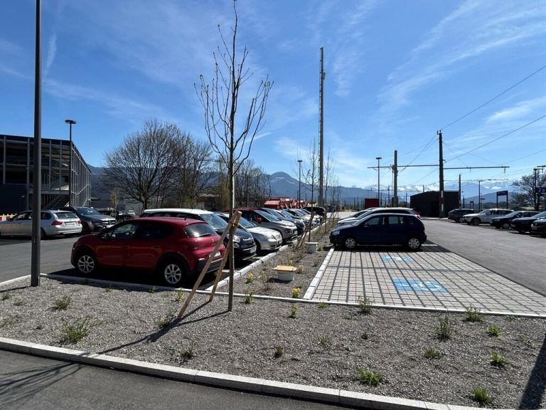 Unter dem Parkplatz befindet sich ein 500 Kubikmeter großer „Schwamm“; kleines Foto: Erdenreich-Leiter Richard Gutensohn. ⇒Loacker Recycling (2)