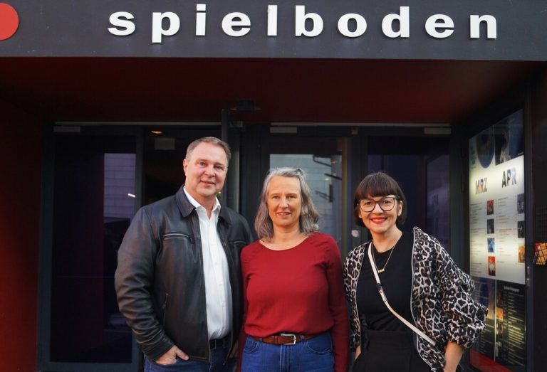 Vizekanzler und Kulturminister Andreas Babler mit Ehefrau Karin Blum und Spielbodendirektorin Heike Kaufmann (Mitte).