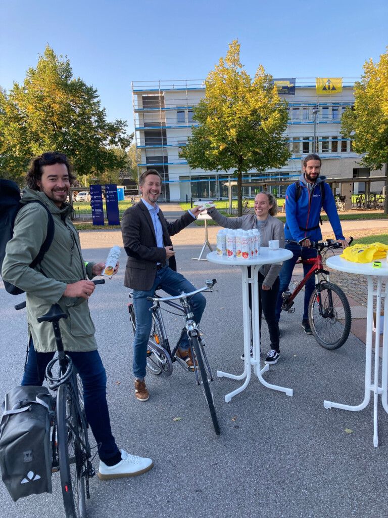 Wer mit dem Rad kommt, wird auch einmal mit einer kleinen Stärkung belohnt.⇒illwerke vkw