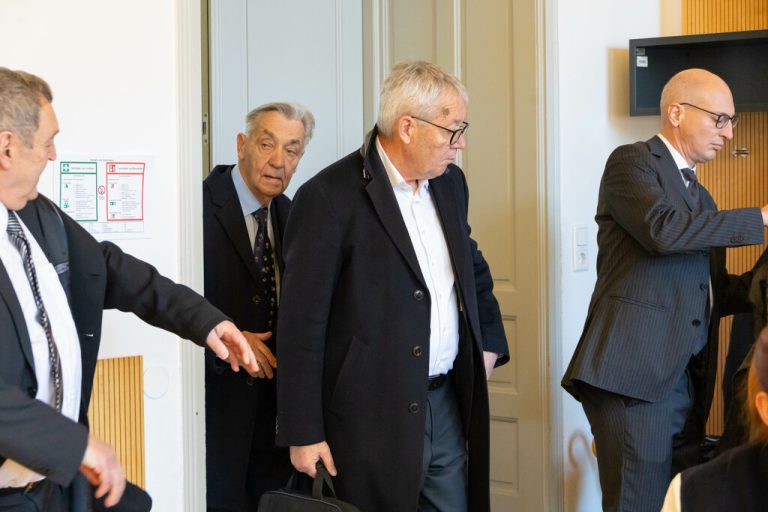 Alt-Landestatthalter Karlheinz Rüdisser (r.) und sein Verteidiger Bertram Grass beim Prozess im März. ⇒Hartinger