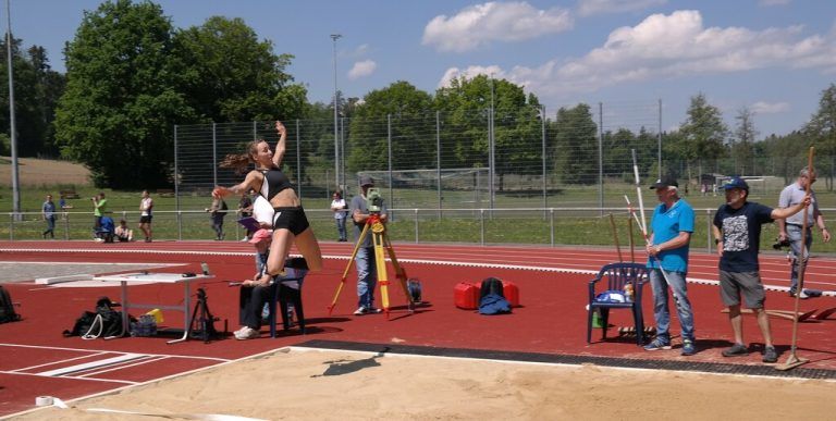 Angelina Rupp (l.) und Chiara-Belinda Schuler beim Weitsprung sowie unten im Gespräch mit Landestrainer Sven Benning. Jochen Dedeleit (3)