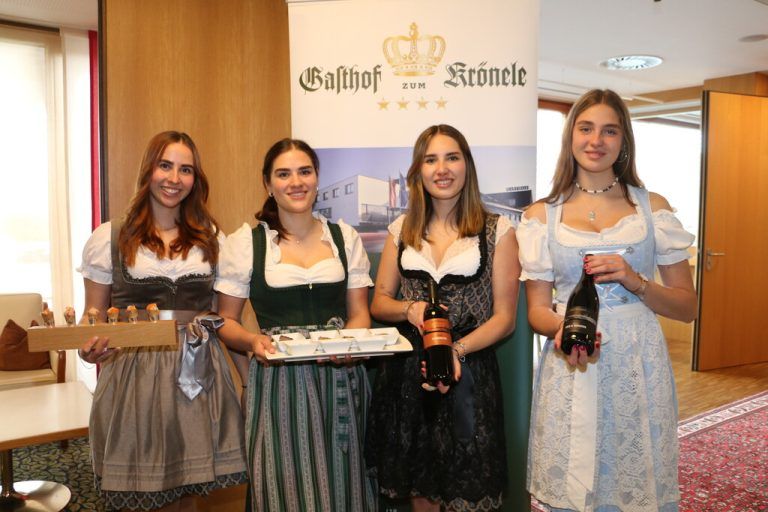 Anna, Lina, Elis und Johanna Fink bei der „Weinlust“ im Krönele.⇒Lutz (7)