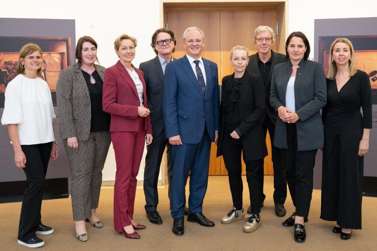 Annette Sohler, Elisabeth Heidinger, Martina Rüscher, Wolfgang Weber, Harald Sonderegger, Christine Steger, Albert Lingg, Monika Vonier, Borghild Goldgruber-Reiner (v.l.).⇒Serra
