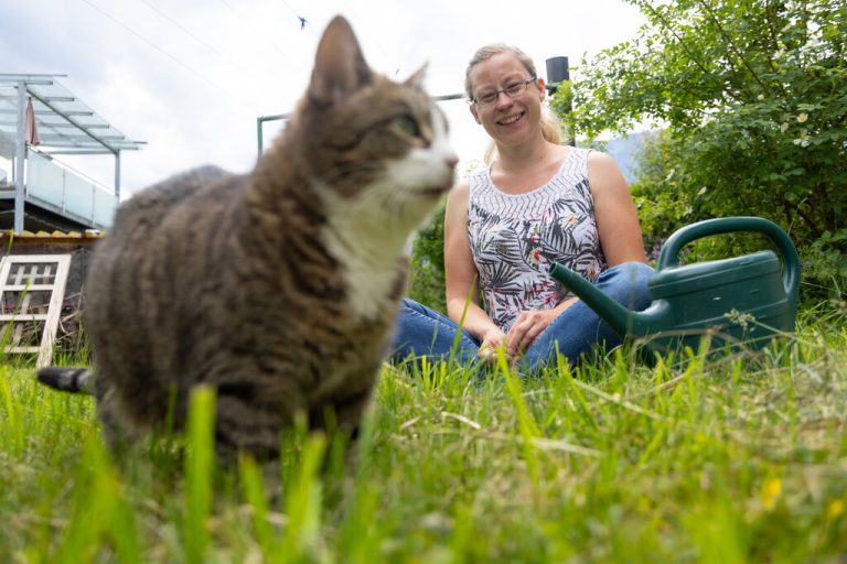 Bei Bedarf kümmert sich Manuela Miller nicht nur um die Tiere, sondern auch um Haus und Garten.⇒hartinger (3)