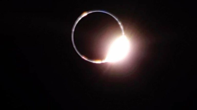 Blue Ghost fotografierte, wie die Erde die Sonne verdeckte – ein seltener Anblick mit leuchtendem Ring durch gebrochenes Licht in der Erdatmosphäre.⇒NASA