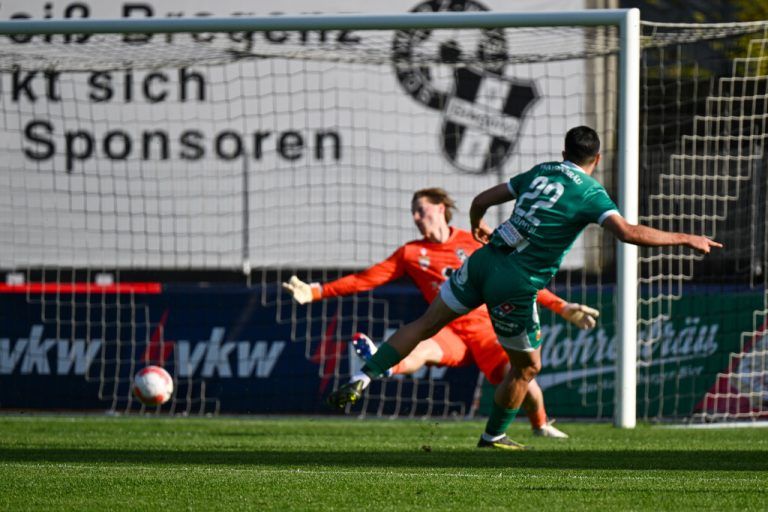 Bregenz-Goalie Felix Gschossmann musste sich nach nur 35 Sekunden Furkan Dursun geschlagen geben. So ging es weiter. ⇒GEPA/Lerch (2)
