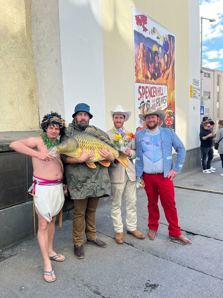 Bud-Spencer-Double Enrico Langner mit Fisch und Festivalbesucher im vergangenen Jahr.⇒Pirolt