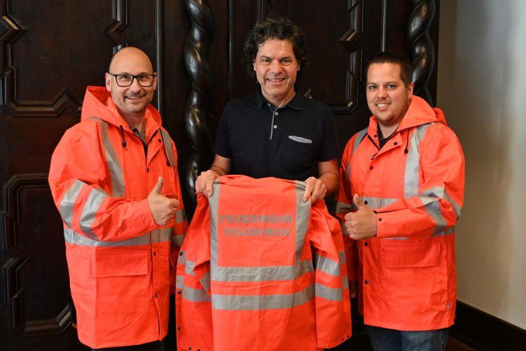 Bürgermeister Manfred Rädler mit Daniel Peter und Dominik Leimegger von den Feuerwehren Tosters und Gisingen. ⇒Stadt Fk