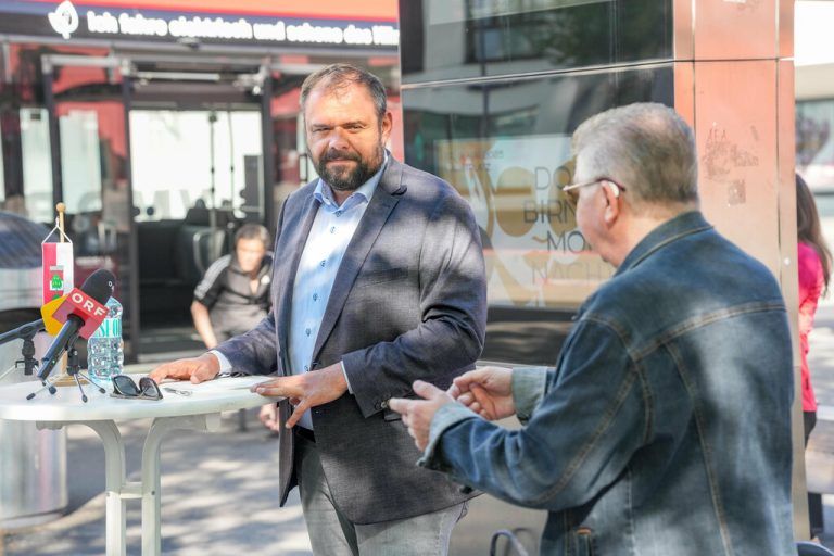 Bürgermeister Markus Fäßler setzt weitere Schritte am Bahnhof Dornbirn. ⇒Hartinger