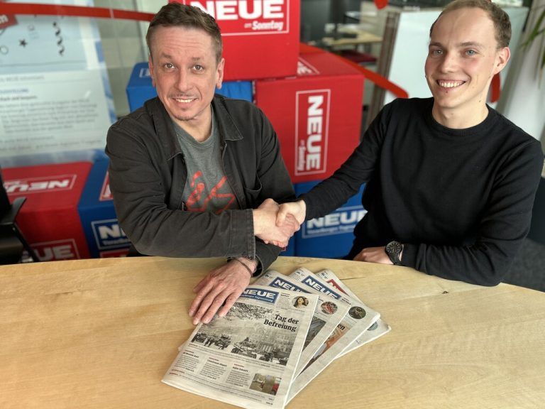 Chefredakteur Joachim Mangard gratuliert Tobias Holzer.⇒mah