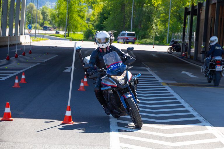 Das Training schult Polizeimotorradfahrer in Technik und Blaulicht-Einsätzen.