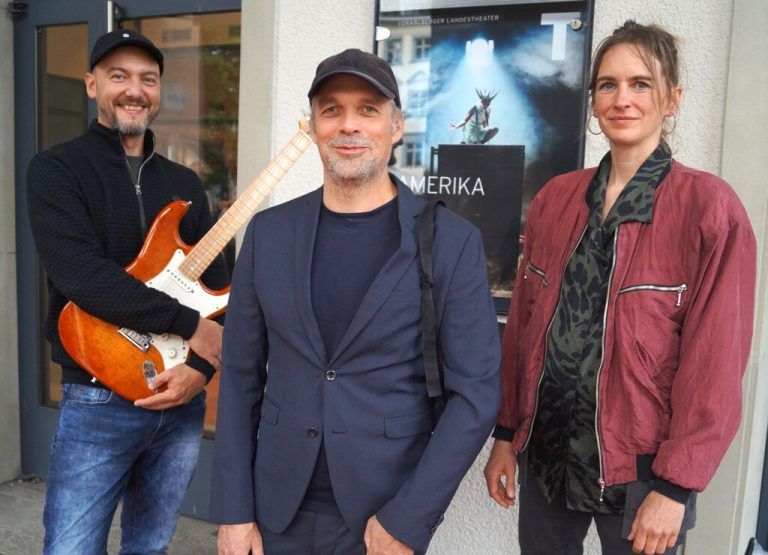 Der musikalische Leiter Oliver Rath, Regisseur Niklas Ritter und Bühnen- und Kostümbildnerin Karoline Bierner.⇒RITTER (7)