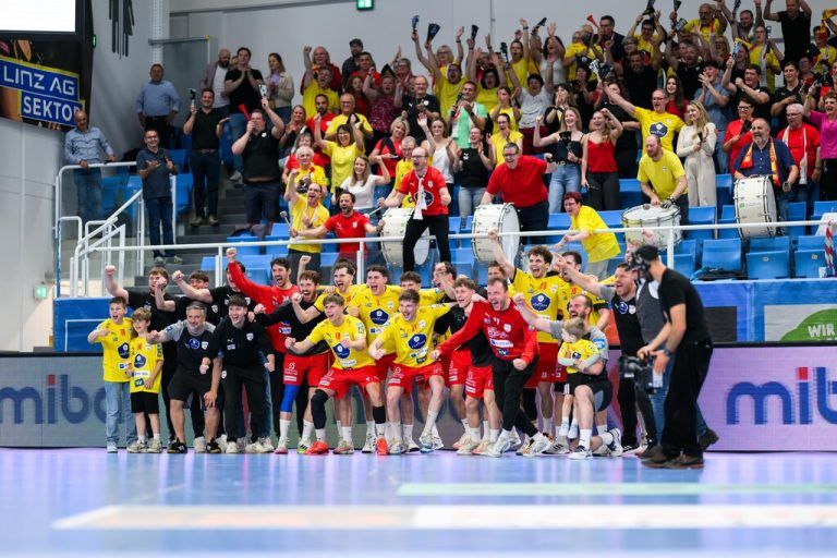 Die Kremser jubeln und fordern im Finale den Alpla HC Hard. ⇒GEPA