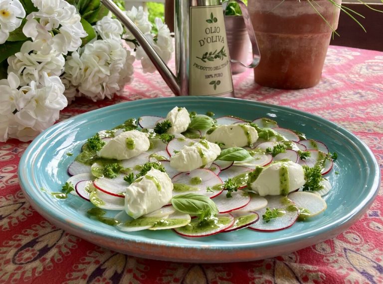 Frühlingsfrisch auf dem Teller: Zartes Radieschencarpaccio mit cremigen Ziegenkäse und würzigem Kräuterdressing.⇒Ulrike Hagen