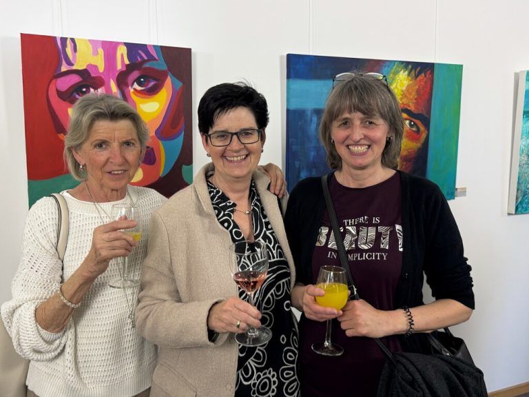 Gertrud Endrich, Anita Fink und Margit Blum kamen zur Vernissage.⇒Lutz (6)