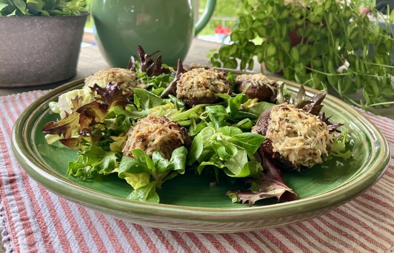 Goldbraun gebacken und herzhaft gefüllt – warme Champignons treffen auf frische Blattsalate und ein aromatisches Dressing.⇒Ulrike Hagen