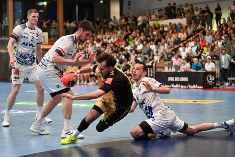 Horvat (2.v.l.) am Mittwoch in Bregenz im Kampf gegen den Ball. ⇒GEPA/Lerch