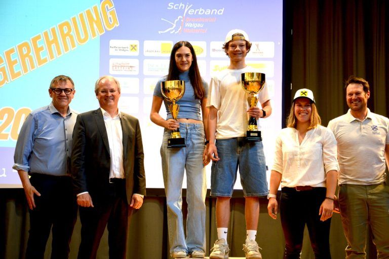 In der Mitte die Walgaucupsieger 2025, Miriam Larcher aus Bludenz und Frederik Vonbrül aus Ludesch, mit ihren Trophäen.⇒Scopoli