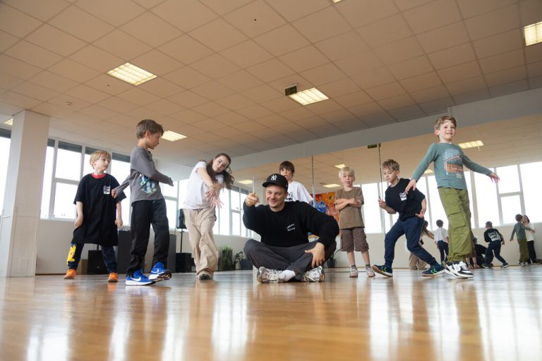 In der Tanzschule Soulbox wird den Schülern nicht nur das Tanzen, sondern die gesamte Hip-Hop-Kultur vermittelt.⇒Hartinger