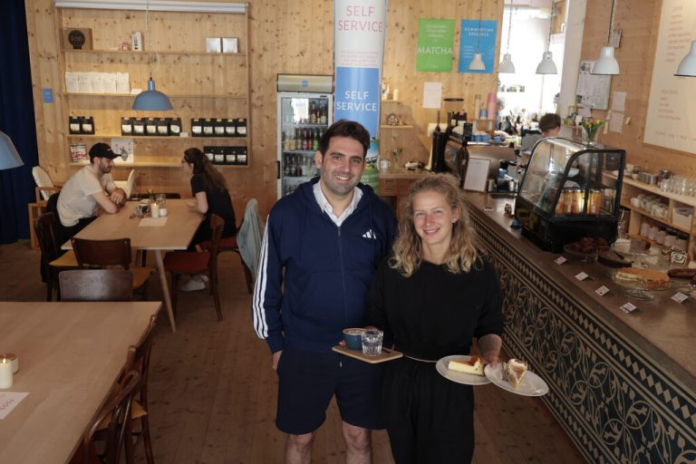 Inhaber Cornelius Lingg und Barista sowie Kommunikationsverantwortliche Sandra Basik inmitten des lichtdurchfluteten Self-Service-Lokals.⇒Hartinger (7)