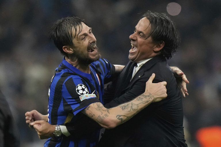 Inter-Coach Simone Inzaghi und Verteidiger Francesco Acerbi siegestrunken nach dem Abpfiff. ⇒AP
