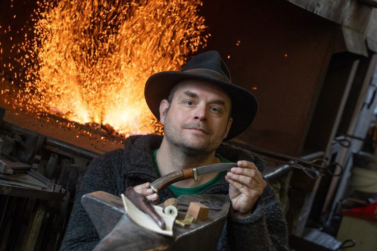 Johannes Neumayer bei der Arbeit in seiner historischen Schmiede in Röthis.⇒Hartinger (4)