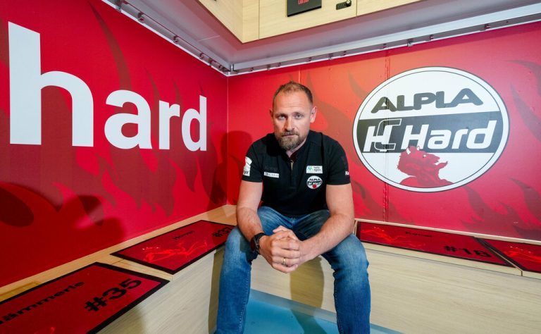 Jónsson in der Harder Kabine. Der Isländer machte einen bedrückten Eindruck. ⇒Stiplovsek