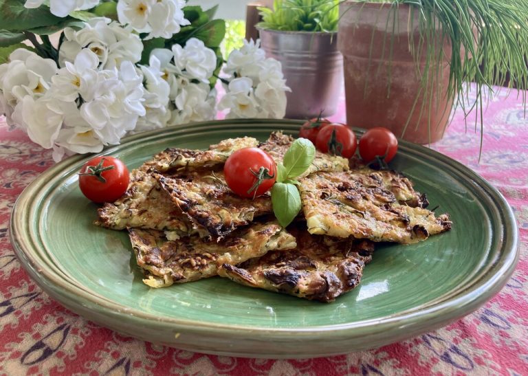 Knusprig, würzig und voller Sommeraromen: Scarpaccia mit Zucchini – der perfekte Snack zum Aperitif oder als feine Beilage.⇒Ulrike Hagen