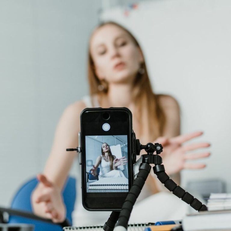 Kreativ am Smartphone. ⇒Symbolfoto: Canva