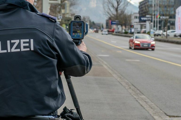 Landespolizei Liechtenstein erwischte einen Raser. ⇒polizei