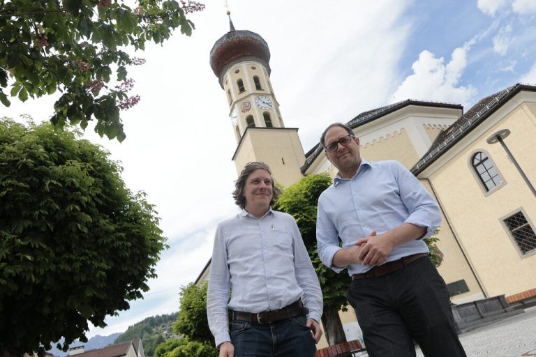 Martin Sadjak (l.) und Jürgen Haller (r.) am Schrunser Kirchplatz.
