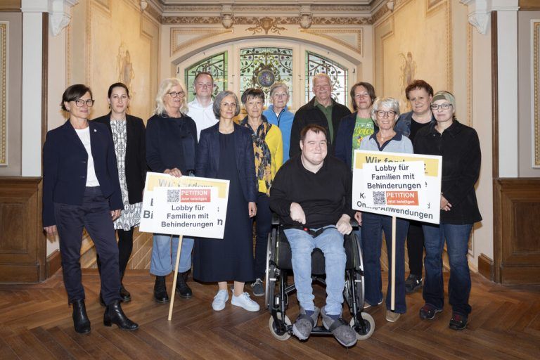 Martina Natter, Nicole Klocker-Manser, Renate Vogel und Adriane Feurstein rufen eine „Lobby für Familien mit Behinderungen“ ins Leben und sparten nicht mit Kritik an der Vorarlberger Sozialpolitik im Behindertenbereich. ⇒Lisa Mathis (2)